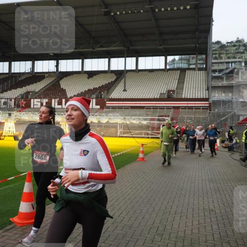 07.12.2025 - St. Pauli X-Mass-Run No. 15 Fabian Wolf http://msf.ph/oto/9423595 07.12.2025 12:01:55 Ziel 576, 926, 928, 933, 1719, 2411, 2539, 2868, 3869, 4107, 4109, 4156, 4369, 4370 meine-sportfotos.de