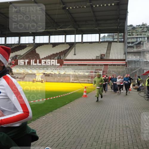 07.12.2025 - St. Pauli X-Mass-Run No. 15 Fabian Wolf http://msf.ph/oto/9423596 07.12.2025 12:01:55 Ziel 576, 926, 928, 933, 1719, 2411, 2539, 2868, 3869, 4107, 4109, 4156, 4369, 4370 meine-sportfotos.de