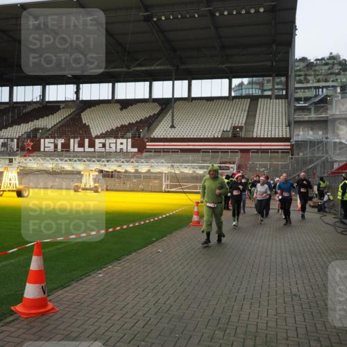 07.12.2025 - St. Pauli X-Mass-Run No. 15 Fabian Wolf http://msf.ph/oto/9423599 07.12.2025 12:01:56 Ziel 576, 926, 928, 933, 2411, 2539, 2868, 3869, 4107, 4109, 4156, 4369, 4370 meine-sportfotos.de