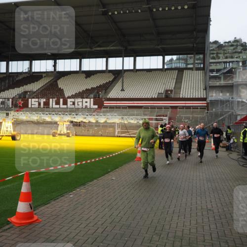 07.12.2025 - St. Pauli X-Mass-Run No. 15 Fabian Wolf http://msf.ph/oto/9423600 07.12.2025 12:01:56 Ziel 576, 926, 928, 933, 2411, 2539, 2868, 3869, 4107, 4109, 4156, 4369, 4370 meine-sportfotos.de