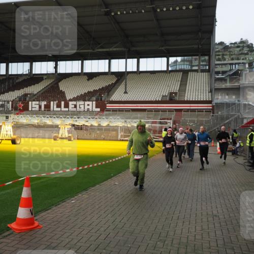 07.12.2025 - St. Pauli X-Mass-Run No. 15 Fabian Wolf http://msf.ph/oto/9423602 07.12.2025 12:01:56 Ziel 576, 926, 928, 933, 2411, 2539, 2868, 3869, 4107, 4109, 4156, 4369, 4370 meine-sportfotos.de