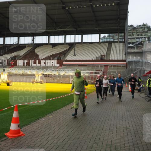 07.12.2025 - St. Pauli X-Mass-Run No. 15 Fabian Wolf http://msf.ph/oto/9423603 07.12.2025 12:01:57 Ziel 576, 926, 928, 933, 2411, 2539, 2868, 3869, 4107, 4109, 4156, 4369, 4370 meine-sportfotos.de