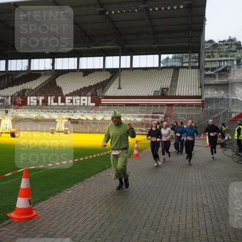 07.12.2025 - St. Pauli X-Mass-Run No. 15 Fabian Wolf http://msf.ph/oto/9423604 07.12.2025 12:01:57 Ziel 576, 926, 928, 933, 2411, 2539, 2868, 3869, 4107, 4109, 4156, 4369, 4370 meine-sportfotos.de