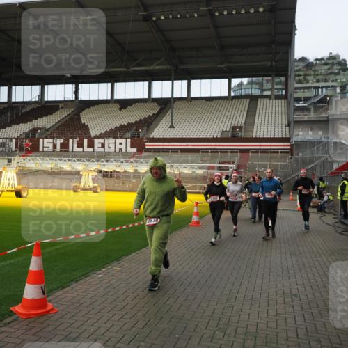 07.12.2025 - St. Pauli X-Mass-Run No. 15 Fabian Wolf http://msf.ph/oto/9423605 07.12.2025 12:01:57 Ziel 576, 926, 928, 933, 2411, 2539, 2868, 3869, 4107, 4109, 4156, 4369, 4370 meine-sportfotos.de