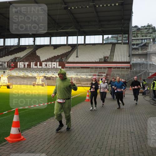 07.12.2025 - St. Pauli X-Mass-Run No. 15 Fabian Wolf http://msf.ph/oto/9423606 07.12.2025 12:01:57 Ziel 576, 926, 928, 933, 2411, 2539, 2868, 3869, 4107, 4109, 4156, 4369, 4370 meine-sportfotos.de