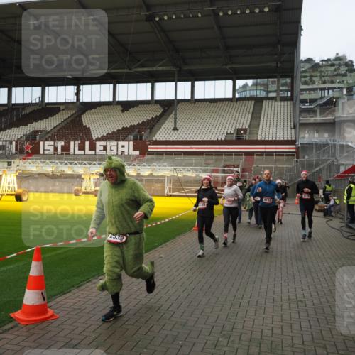 07.12.2025 - St. Pauli X-Mass-Run No. 15 Fabian Wolf http://msf.ph/oto/9423607 07.12.2025 12:01:57 Ziel 576, 926, 928, 933, 2411, 2539, 2868, 3869, 4107, 4109, 4156, 4369, 4370 meine-sportfotos.de