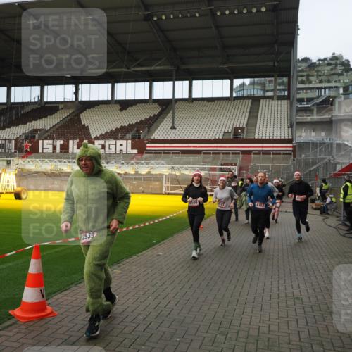 07.12.2025 - St. Pauli X-Mass-Run No. 15 Fabian Wolf http://msf.ph/oto/9423608 07.12.2025 12:01:58 Ziel 576, 926, 928, 933, 2411, 2539, 2868, 3869, 4102, 4107, 4109, 4142, 4156, 4369, 4370 meine-sportfotos.de