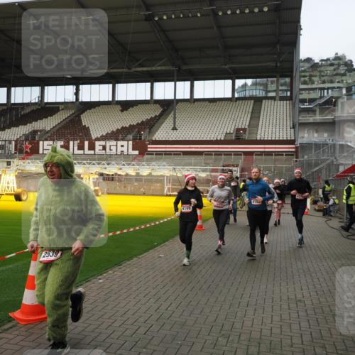 07.12.2025 - St. Pauli X-Mass-Run No. 15 Fabian Wolf http://msf.ph/oto/9423609 07.12.2025 12:01:58 Ziel 576, 926, 928, 933, 2411, 2539, 2868, 3869, 4102, 4107, 4109, 4142, 4156, 4369, 4370 meine-sportfotos.de