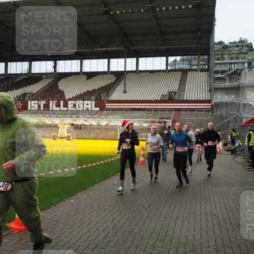 07.12.2025 - St. Pauli X-Mass-Run No. 15 Fabian Wolf http://msf.ph/oto/9423610 07.12.2025 12:01:58 Ziel 576, 926, 928, 933, 2411, 2539, 2868, 3869, 4102, 4107, 4109, 4142, 4156, 4369, 4370 meine-sportfotos.de