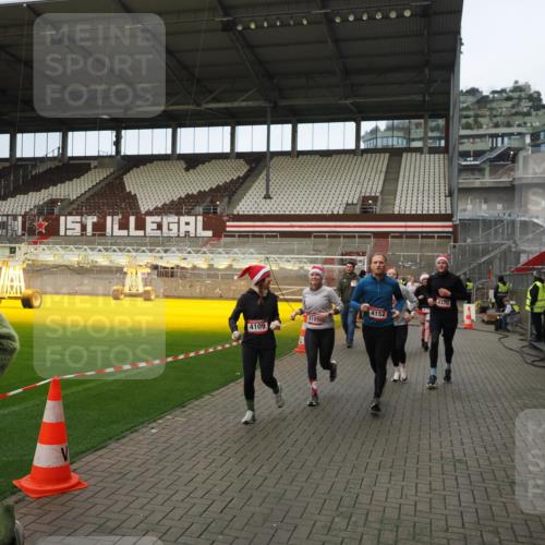 07.12.2025 - St. Pauli X-Mass-Run No. 15 Fabian Wolf http://msf.ph/oto/9423611 07.12.2025 12:01:58 Ziel 576, 926, 928, 933, 2411, 2539, 2868, 3869, 4102, 4107, 4109, 4142, 4156, 4369, 4370 meine-sportfotos.de