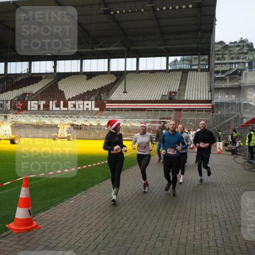 07.12.2025 - St. Pauli X-Mass-Run No. 15 Fabian Wolf http://msf.ph/oto/9423612 07.12.2025 12:01:58 Ziel 576, 926, 928, 933, 2411, 2539, 2868, 3869, 4102, 4107, 4109, 4142, 4156, 4369, 4370 meine-sportfotos.de