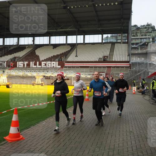 07.12.2025 - St. Pauli X-Mass-Run No. 15 Fabian Wolf http://msf.ph/oto/9423614 07.12.2025 12:01:59 Ziel 576, 926, 928, 933, 2411, 2539, 2868, 3869, 4102, 4107, 4109, 4142, 4156, 4253, 4369, 4370 meine-sportfotos.de