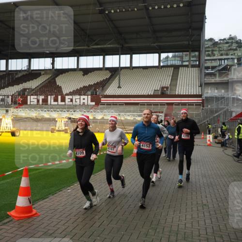 07.12.2025 - St. Pauli X-Mass-Run No. 15 Fabian Wolf http://msf.ph/oto/9423615 07.12.2025 12:01:59 Ziel 576, 926, 928, 933, 2411, 2539, 2868, 3869, 4102, 4107, 4109, 4142, 4156, 4253, 4369, 4370 meine-sportfotos.de
