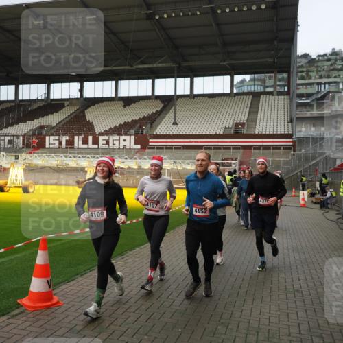 07.12.2025 - St. Pauli X-Mass-Run No. 15 Fabian Wolf http://msf.ph/oto/9423616 07.12.2025 12:01:59 Ziel 576, 926, 928, 933, 2411, 2539, 2868, 3869, 4102, 4107, 4109, 4142, 4156, 4253, 4369, 4370 meine-sportfotos.de