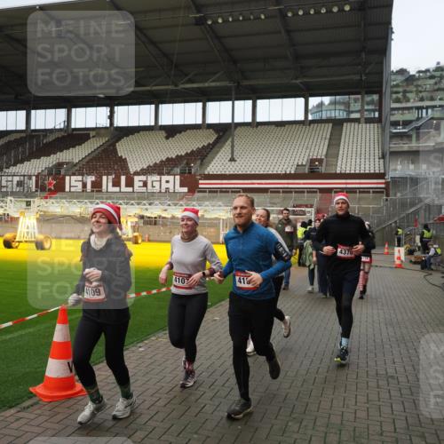 07.12.2025 - St. Pauli X-Mass-Run No. 15 Fabian Wolf http://msf.ph/oto/9423617 07.12.2025 12:01:59 Ziel 576, 926, 928, 933, 2411, 2539, 2868, 3869, 4102, 4107, 4109, 4142, 4156, 4253, 4369, 4370 meine-sportfotos.de