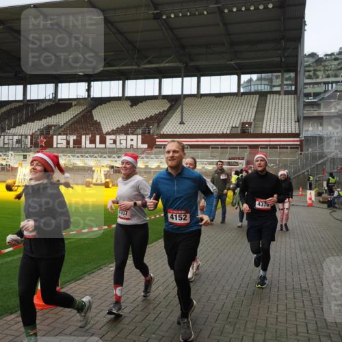07.12.2025 - St. Pauli X-Mass-Run No. 15 Fabian Wolf http://msf.ph/oto/9423618 07.12.2025 12:02:00 Ziel 576, 926, 928, 933, 2411, 2539, 2868, 3869, 4102, 4107, 4109, 4142, 4156, 4253, 4369, 4370 meine-sportfotos.de
