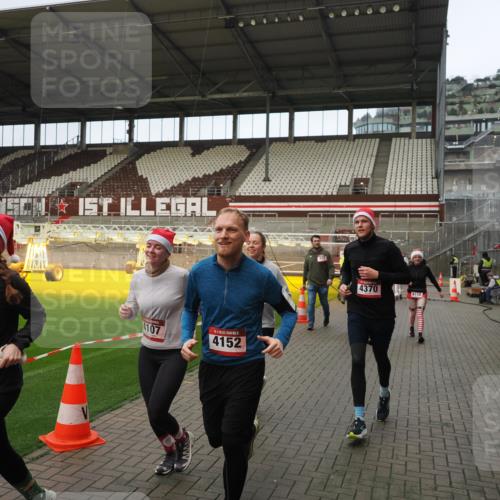 07.12.2025 - St. Pauli X-Mass-Run No. 15 Fabian Wolf http://msf.ph/oto/9423619 07.12.2025 12:02:00 Ziel 576, 926, 928, 933, 2411, 2539, 2868, 3869, 4102, 4107, 4109, 4142, 4156, 4253, 4369, 4370 meine-sportfotos.de