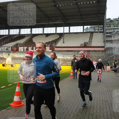 07.12.2025 - St. Pauli X-Mass-Run No. 15 Fabian Wolf http://msf.ph/oto/9423620 07.12.2025 12:02:00 Ziel 576, 926, 928, 933, 2411, 2539, 2868, 3869, 4102, 4107, 4109, 4142, 4156, 4253, 4369, 4370 meine-sportfotos.de