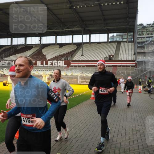 07.12.2025 - St. Pauli X-Mass-Run No. 15 Fabian Wolf http://msf.ph/oto/9423621 07.12.2025 12:02:00 Ziel 576, 926, 928, 933, 2411, 2539, 2868, 3869, 4102, 4107, 4109, 4142, 4156, 4253, 4369, 4370 meine-sportfotos.de