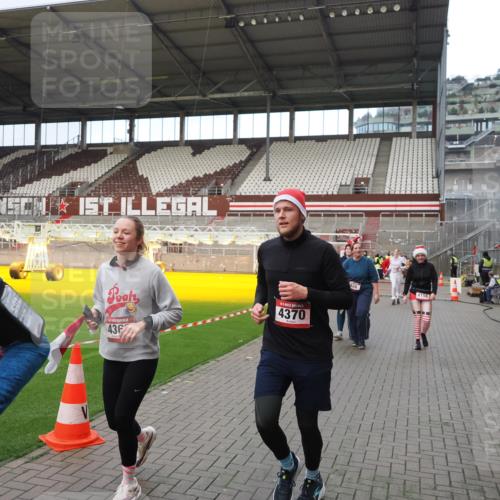 07.12.2025 - St. Pauli X-Mass-Run No. 15 Fabian Wolf http://msf.ph/oto/9423622 07.12.2025 12:02:00 Ziel 576, 926, 928, 933, 2411, 2539, 2868, 3869, 4102, 4107, 4109, 4142, 4156, 4253, 4369, 4370 meine-sportfotos.de