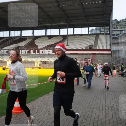 07.12.2025 - St. Pauli X-Mass-Run No. 15 Fabian Wolf http://msf.ph/oto/9423623 07.12.2025 12:02:01 Ziel 576, 926, 928, 933, 2411, 2539, 2868, 3869, 4102, 4107, 4109, 4142, 4156, 4253, 4369, 4370 meine-sportfotos.de