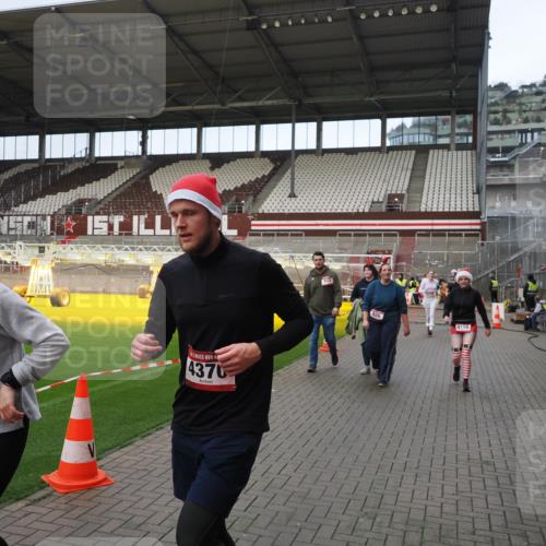 07.12.2025 - St. Pauli X-Mass-Run No. 15 Fabian Wolf http://msf.ph/oto/9423624 07.12.2025 12:02:01 Ziel 576, 926, 928, 933, 2411, 2539, 2868, 3869, 4102, 4107, 4109, 4142, 4156, 4253, 4369, 4370 meine-sportfotos.de