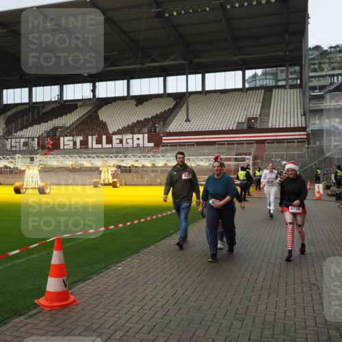07.12.2025 - St. Pauli X-Mass-Run No. 15 Fabian Wolf http://msf.ph/oto/9423625 07.12.2025 12:02:02 Ziel 576, 926, 928, 933, 2411, 2539, 2868, 3869, 4102, 4107, 4109, 4142, 4156, 4253, 4369, 4370 meine-sportfotos.de