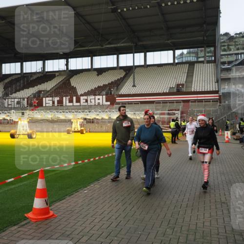 07.12.2025 - St. Pauli X-Mass-Run No. 15 Fabian Wolf http://msf.ph/oto/9423627 07.12.2025 12:02:03 Ziel 576, 926, 928, 933, 2411, 2539, 2868, 3869, 4102, 4107, 4109, 4142, 4156, 4253, 4369, 4370 meine-sportfotos.de