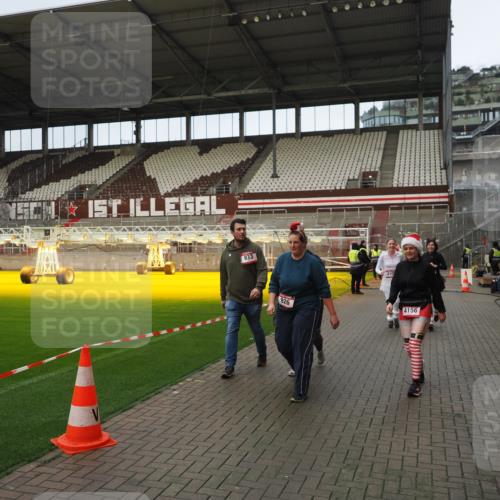 07.12.2025 - St. Pauli X-Mass-Run No. 15 Fabian Wolf http://msf.ph/oto/9423628 07.12.2025 12:02:03 Ziel 576, 926, 928, 933, 2411, 2539, 2868, 3869, 4102, 4107, 4109, 4142, 4156, 4253, 4369, 4370 meine-sportfotos.de