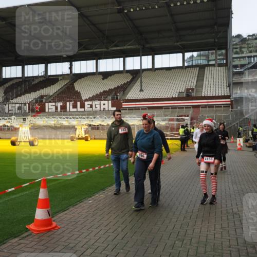 07.12.2025 - St. Pauli X-Mass-Run No. 15 Fabian Wolf http://msf.ph/oto/9423629 07.12.2025 12:02:03 Ziel 576, 926, 928, 933, 2411, 2539, 2868, 3869, 4102, 4107, 4109, 4142, 4156, 4253, 4369, 4370 meine-sportfotos.de