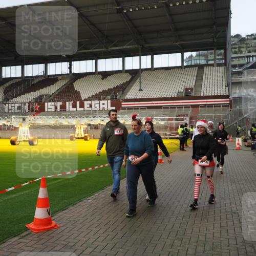 07.12.2025 - St. Pauli X-Mass-Run No. 15 Fabian Wolf http://msf.ph/oto/9423630 07.12.2025 12:02:03 Ziel 576, 926, 928, 933, 2411, 2539, 2868, 3869, 4102, 4107, 4109, 4142, 4156, 4253, 4369, 4370 meine-sportfotos.de