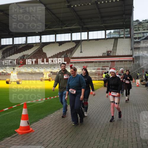 07.12.2025 - St. Pauli X-Mass-Run No. 15 Fabian Wolf http://msf.ph/oto/9423631 07.12.2025 12:02:03 Ziel 576, 926, 928, 933, 2411, 2539, 2868, 3869, 4102, 4107, 4109, 4142, 4156, 4253, 4369, 4370 meine-sportfotos.de