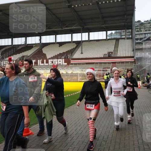 07.12.2025 - St. Pauli X-Mass-Run No. 15 Fabian Wolf http://msf.ph/oto/9423632 07.12.2025 12:02:05 Ziel 926, 928, 933, 2411, 2539, 2868, 3869, 4102, 4107, 4109, 4142, 4156, 4253, 4369, 4370 meine-sportfotos.de