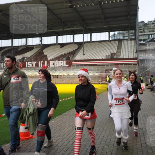 07.12.2025 - St. Pauli X-Mass-Run No. 15 Fabian Wolf http://msf.ph/oto/9423634 07.12.2025 12:02:05 Ziel 926, 928, 933, 2411, 2539, 2868, 3869, 4102, 4107, 4109, 4142, 4156, 4253, 4369, 4370 meine-sportfotos.de