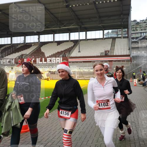 07.12.2025 - St. Pauli X-Mass-Run No. 15 Fabian Wolf http://msf.ph/oto/9423636 07.12.2025 12:02:06 Ziel 926, 928, 933, 2411, 2539, 2868, 3869, 4102, 4107, 4109, 4142, 4156, 4253, 4369, 4370 meine-sportfotos.de