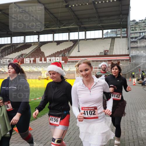 07.12.2025 - St. Pauli X-Mass-Run No. 15 Fabian Wolf http://msf.ph/oto/9423637 07.12.2025 12:02:06 Ziel 926, 928, 933, 2411, 2539, 2868, 3869, 4102, 4107, 4109, 4142, 4156, 4253, 4369, 4370 meine-sportfotos.de