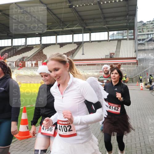 07.12.2025 - St. Pauli X-Mass-Run No. 15 Fabian Wolf http://msf.ph/oto/9423638 07.12.2025 12:02:06 Ziel 926, 928, 933, 2411, 2539, 2868, 3869, 4102, 4107, 4109, 4142, 4156, 4253, 4369, 4370 meine-sportfotos.de