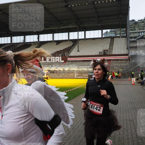 07.12.2025 - St. Pauli X-Mass-Run No. 15 Fabian Wolf http://msf.ph/oto/9423639 07.12.2025 12:02:06 Ziel 926, 928, 933, 2411, 2539, 2868, 3869, 4102, 4107, 4109, 4142, 4156, 4253, 4369, 4370 meine-sportfotos.de