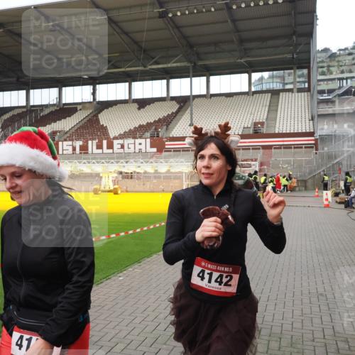 07.12.2025 - St. Pauli X-Mass-Run No. 15 Fabian Wolf http://msf.ph/oto/9423640 07.12.2025 12:02:06 Ziel 926, 928, 933, 2411, 2539, 2868, 3869, 4102, 4107, 4109, 4142, 4156, 4253, 4369, 4370 meine-sportfotos.de
