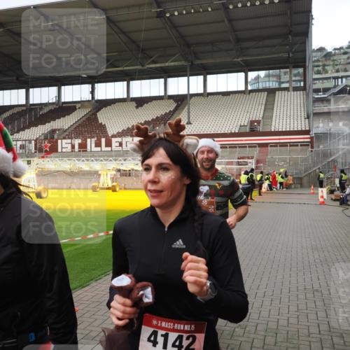 07.12.2025 - St. Pauli X-Mass-Run No. 15 Fabian Wolf http://msf.ph/oto/9423641 07.12.2025 12:02:07 Ziel 926, 928, 933, 2411, 2539, 2868, 3869, 4102, 4107, 4109, 4142, 4156, 4253, 4369, 4370 meine-sportfotos.de