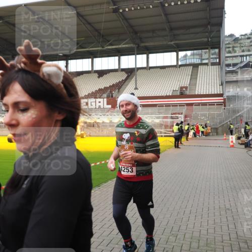 07.12.2025 - St. Pauli X-Mass-Run No. 15 Fabian Wolf http://msf.ph/oto/9423642 07.12.2025 12:02:07 Ziel 926, 928, 933, 2411, 2539, 2868, 3869, 4102, 4107, 4109, 4142, 4156, 4253, 4369, 4370 meine-sportfotos.de