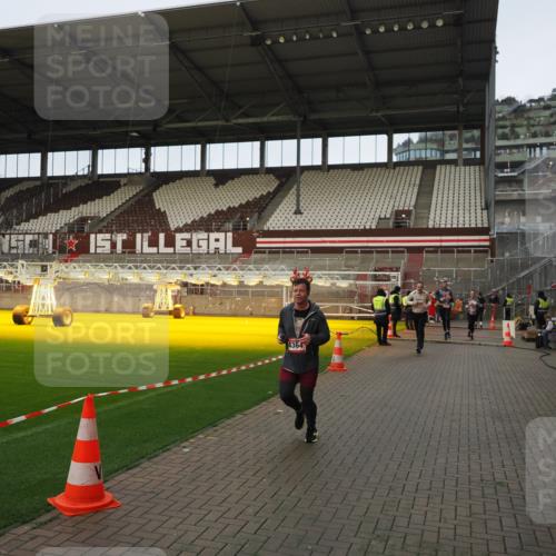 07.12.2025 - St. Pauli X-Mass-Run No. 15 Fabian Wolf http://msf.ph/oto/9423643 07.12.2025 12:02:19 Ziel 2936, 2940, 3203, 4253, 4364 meine-sportfotos.de