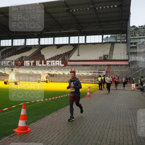 07.12.2025 - St. Pauli X-Mass-Run No. 15 Fabian Wolf http://msf.ph/oto/9423644 07.12.2025 12:02:19 Ziel 2936, 2940, 3203, 4253, 4364 meine-sportfotos.de