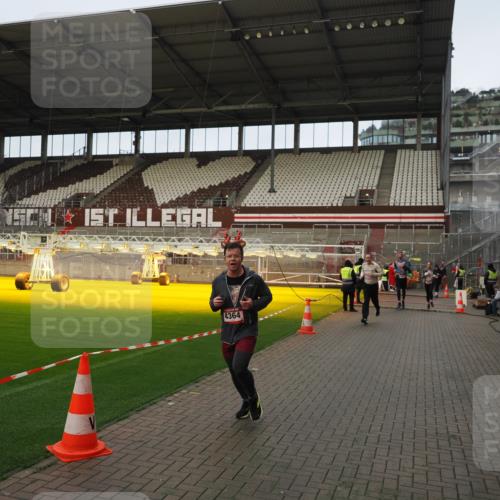 07.12.2025 - St. Pauli X-Mass-Run No. 15 Fabian Wolf http://msf.ph/oto/9423645 07.12.2025 12:02:19 Ziel 2936, 2940, 3203, 4253, 4364 meine-sportfotos.de