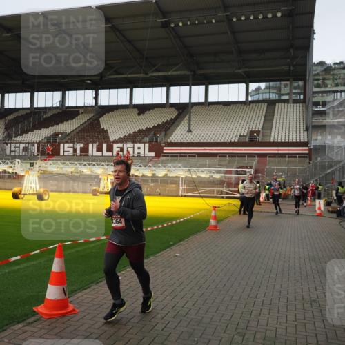 07.12.2025 - St. Pauli X-Mass-Run No. 15 Fabian Wolf http://msf.ph/oto/9423647 07.12.2025 12:02:20 Ziel 2936, 2940, 3203, 4364 meine-sportfotos.de