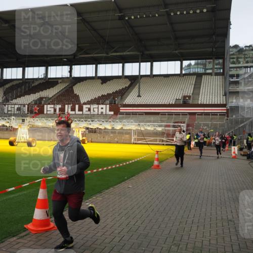 07.12.2025 - St. Pauli X-Mass-Run No. 15 Fabian Wolf http://msf.ph/oto/9423648 07.12.2025 12:02:20 Ziel 2936, 2940, 3203, 4364 meine-sportfotos.de