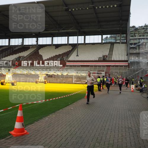 07.12.2025 - St. Pauli X-Mass-Run No. 15 Fabian Wolf http://msf.ph/oto/9423649 07.12.2025 12:02:21 Ziel 2936, 2940, 3203, 3837, 4364 meine-sportfotos.de