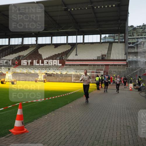 07.12.2025 - St. Pauli X-Mass-Run No. 15 Fabian Wolf http://msf.ph/oto/9423650 07.12.2025 12:02:21 Ziel 2936, 2940, 3203, 3837, 4364 meine-sportfotos.de