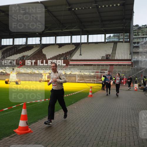 07.12.2025 - St. Pauli X-Mass-Run No. 15 Fabian Wolf http://msf.ph/oto/9423656 07.12.2025 12:02:22 Ziel 2936, 2940, 3203, 3837, 4364 meine-sportfotos.de