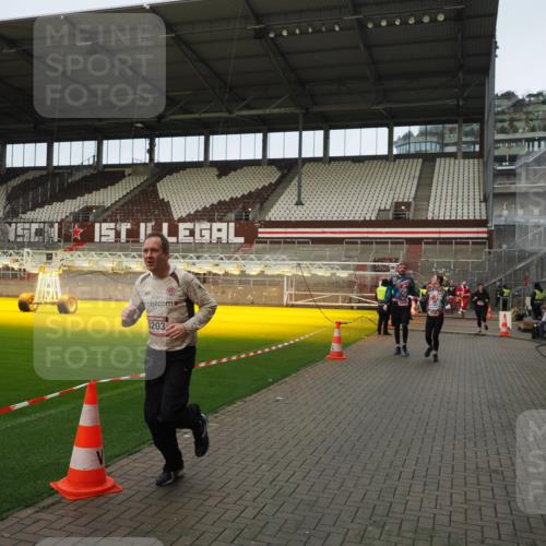 07.12.2025 - St. Pauli X-Mass-Run No. 15 Fabian Wolf http://msf.ph/oto/9423657 07.12.2025 12:02:22 Ziel 2936, 2940, 3203, 3837, 4364 meine-sportfotos.de